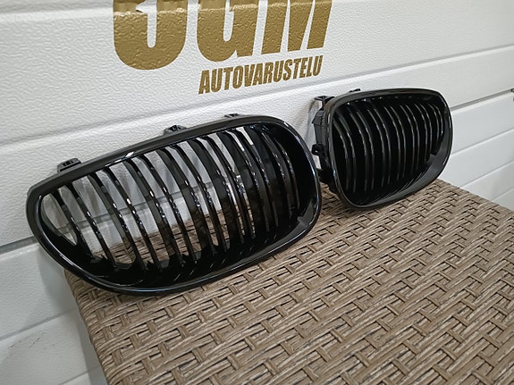BMW E60 / E61 mustat munuaiset (tuplarimalla)