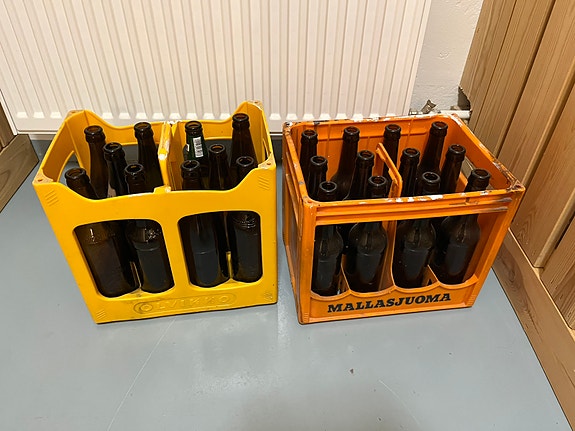 Olvikko ja Mallasjuoma korit pulloineen