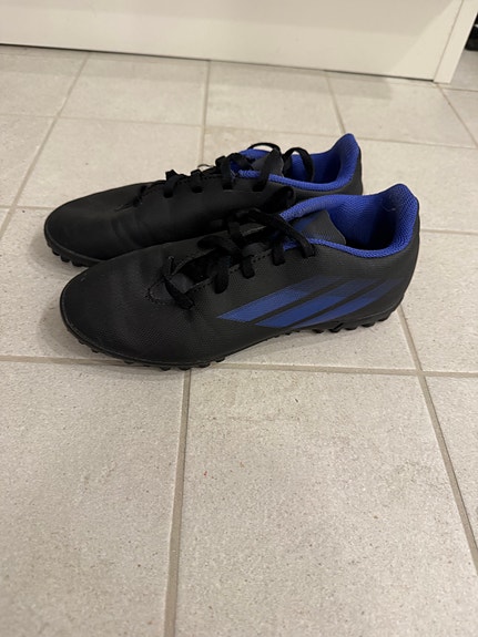 Adidas jalkapallokengät 35
