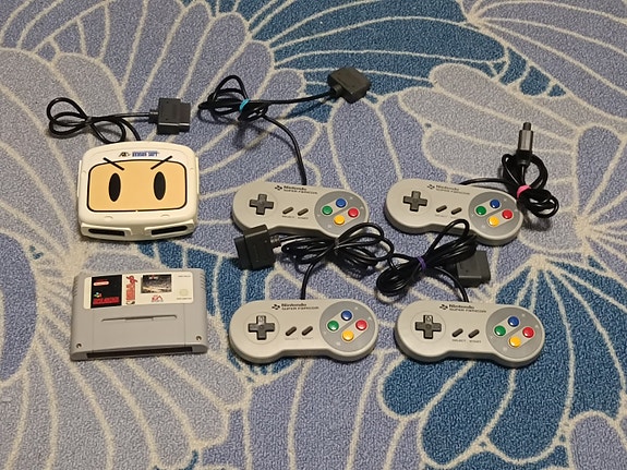 Bomberman Multitap + 4kpl ohjaimia + NBA Peli Snes
