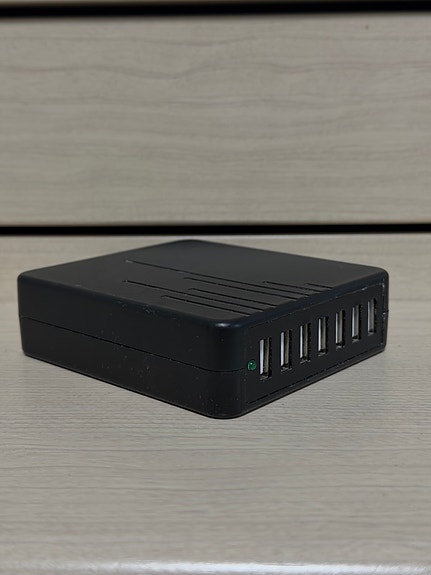 7x USB-A laturi 45w