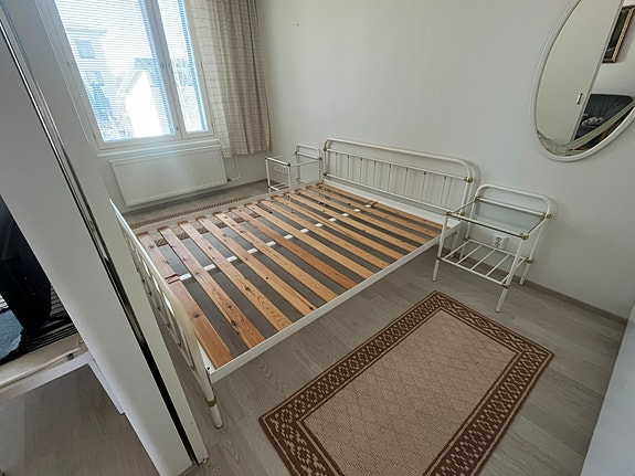 Teräsrunkoinen sänky ja yöpöydät