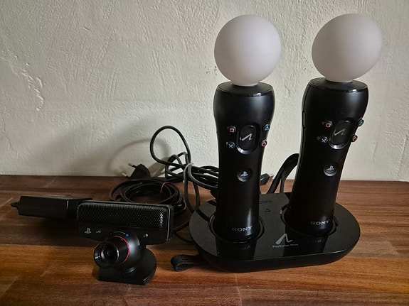 PS3 Move-ohjaimet 2 kpl, kamera, lataustelakka, pari pelilevyä