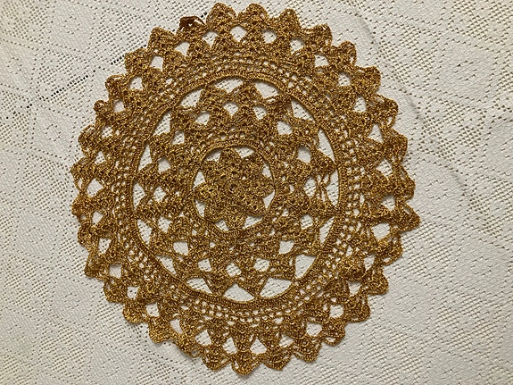 Pieni pyöreä kullanvärinen liina 39 cm