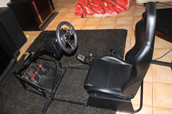 Logitech G27 rattipoljinsetti ajotuolilla ja cronusmaxilla