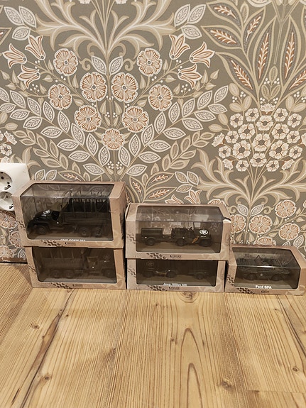 Armeijan autoja ja rekkoja pienoismallit