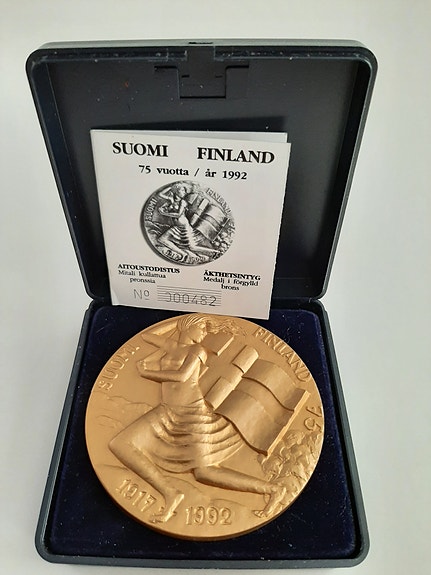 Suomi 75 vuotta , kullattu juhlamitali