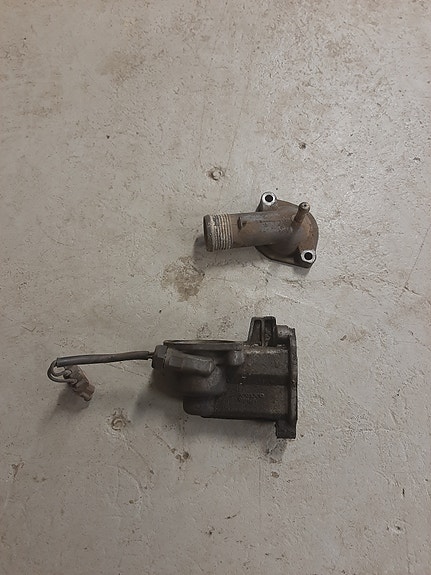 Volvo 850 termostaattikotelo – osa nro 1397909