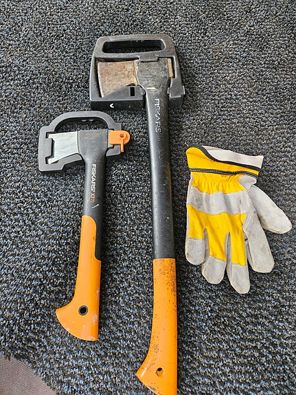 Fiskars kirves ja retkikirves + työkäsineet