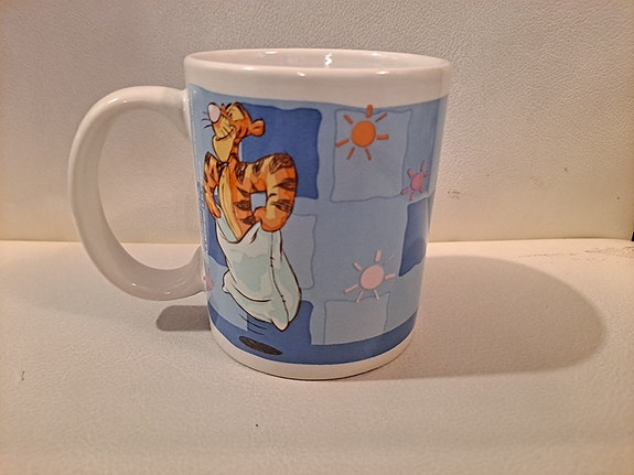 Disney Nalle Puh muki sininen valkoinen keramiikka
