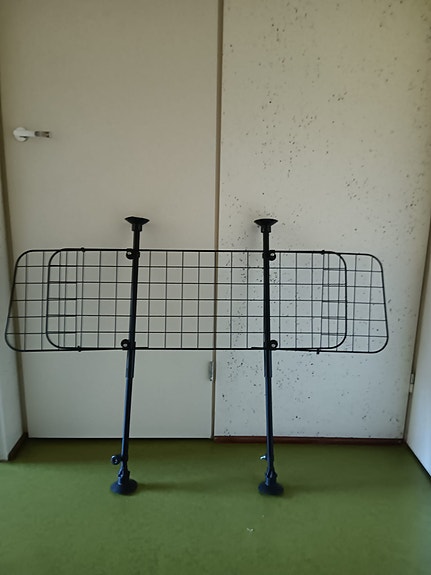Koirakalteri farmariautoon