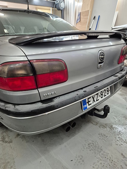 Opel omega B takaspoileri lisäjarruvalolla