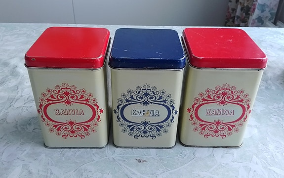 Vanhat kahvipurkit.