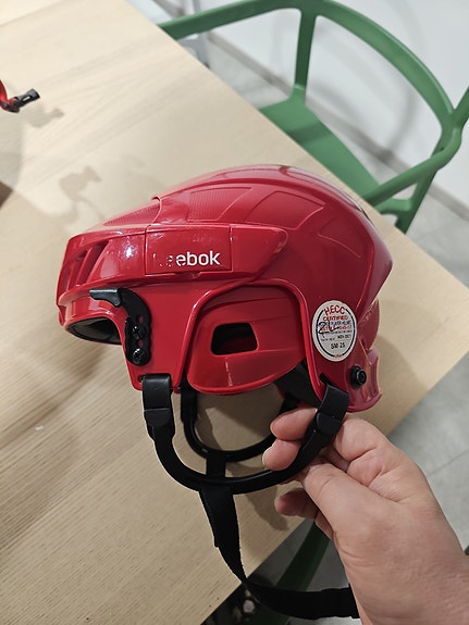 Reebok punainen jääkiekkokypärä