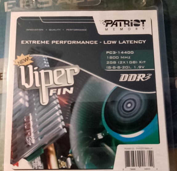 Pöytäkoneen DDR2 ja DDR3 muisteja, tehdaspakkauksessa
