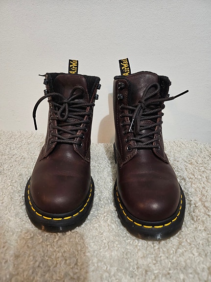 Tummanruskeat Dr. Martens maiharit