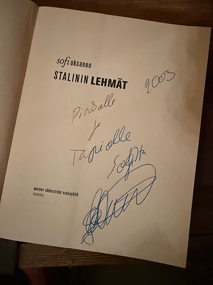 Sofi Oksanen Stalinin lehmät 1 painos omistuskirjoituksella/nimirjoituksella