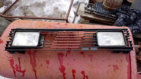 Fiat uno etusäleikkö ajovaloilla