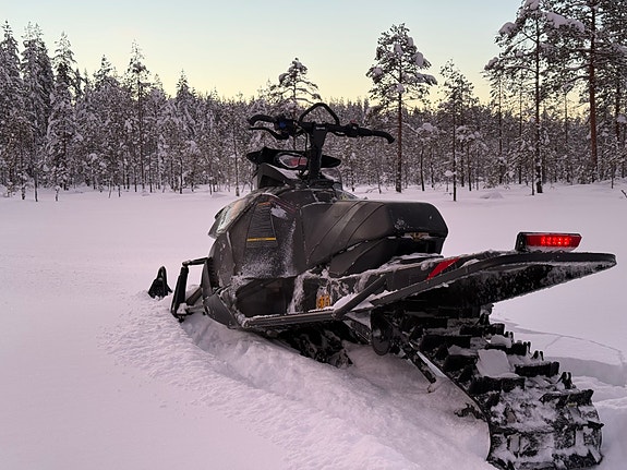 Arctic cat m800 153” moottorikelkka