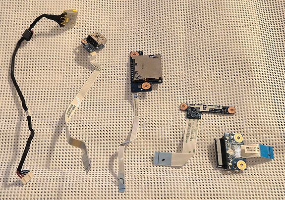 Lenovo kannettavan varaosia (USB, SATA, SD-kortinlukija, DC-virtaliitin ym.)