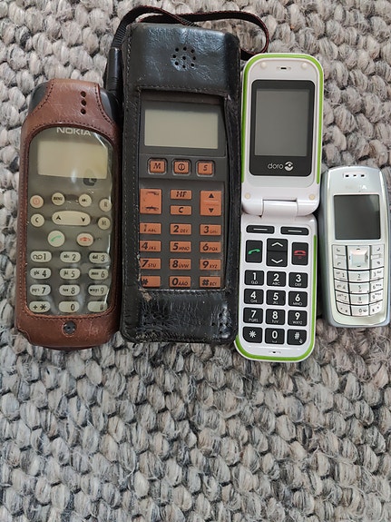 4x vanhaa kännykkää