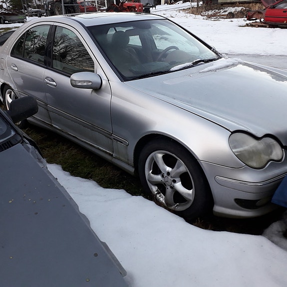 Mercedes-Benz C-sarja sedan hopea