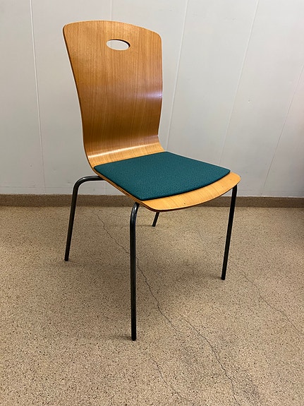 Tuoli pehmustettulla istuimella