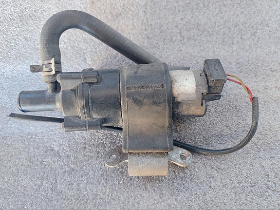 MB E W210 jäähdytysnesteen apupumppu.