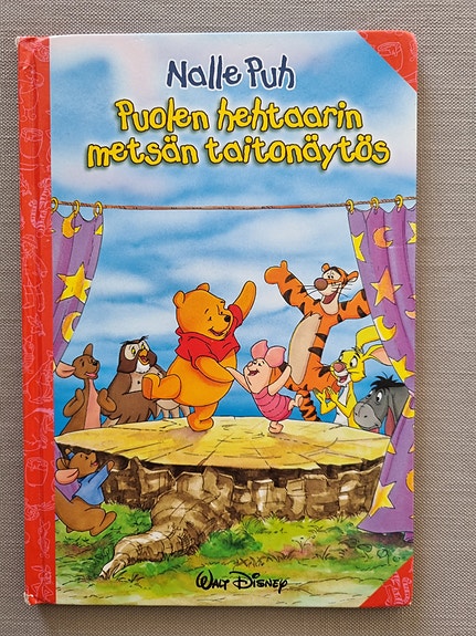 Kirja: Nalle Puh - Puolen hehtaarin metsän taitonäytös