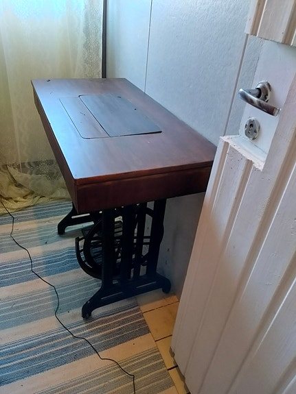 Vanha ompelukone pöytä