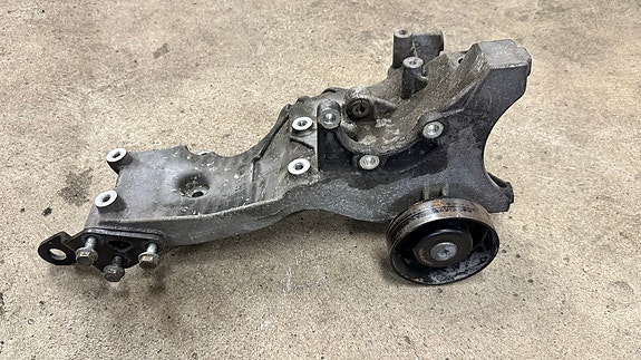 Audi A6 (C6/4F) laturin, ilmastoinnnin ja tehostimen kannake