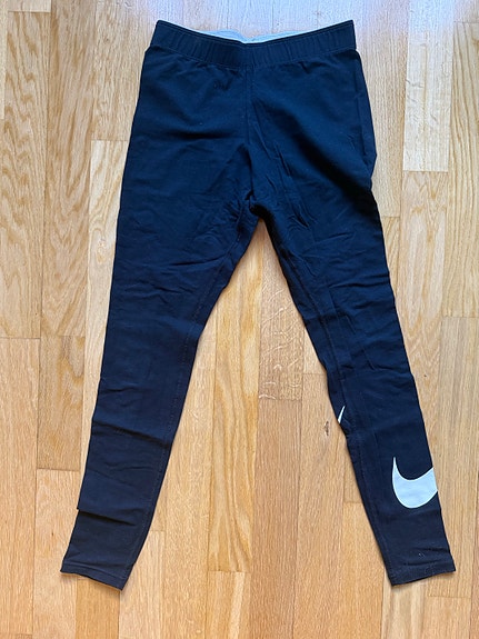 Nike mustat juoksutrikoot S