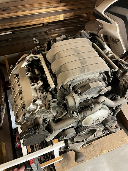Audi A4 2.4l bensa v6 moottori