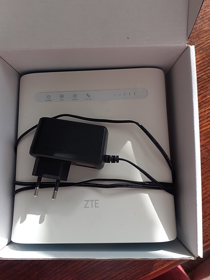 ZTE MF286D 4G-reititin valkoinen SIM-kortti . Vain nouto