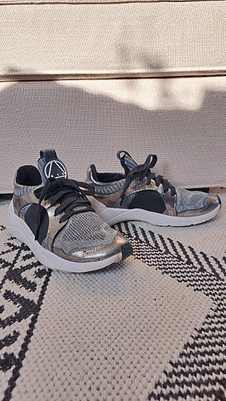 Alexander McQueen lenkkarit