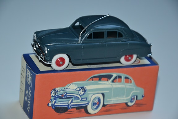 Simca 9 Aronde  1/43  LES MINIATURES DE NOREV