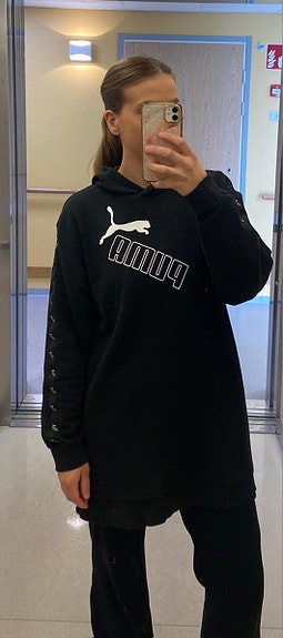Puman musta hupparimekko, M