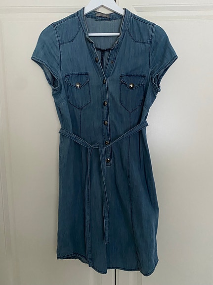 Denim-mekko vyöllä, koko S