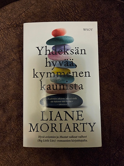 Liane Moriarty Yhdeksän hyvää, kymmenen kaunista kirja suomi