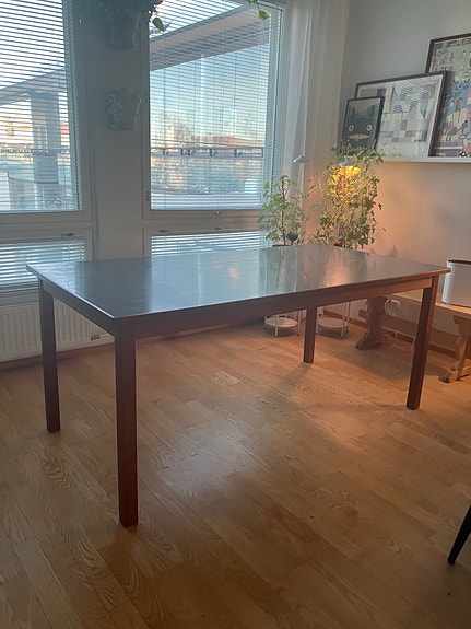 Teak-ruokapöytä