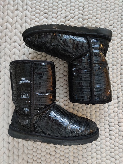 UGG 38