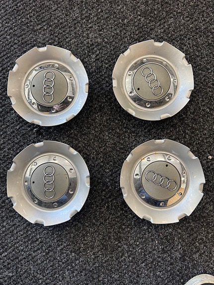 Audi Vannekeskiöt 4 kpl 8E0601165