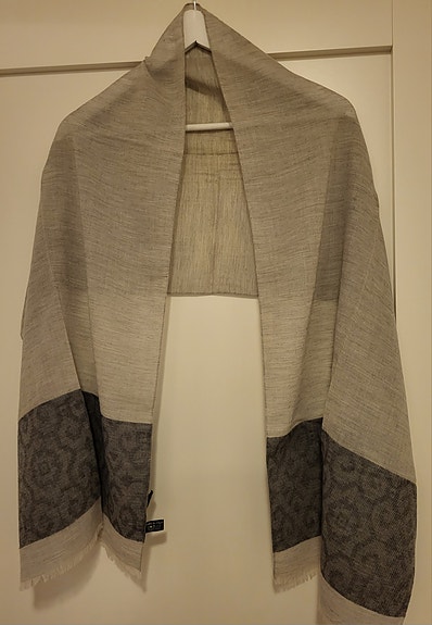 Marja Kurjen tyylikäs, ohut, vaaleanharmaa  fleece villa/silkkihuivi