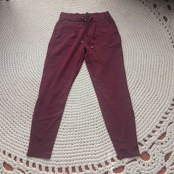 36 viininpunaiset housut