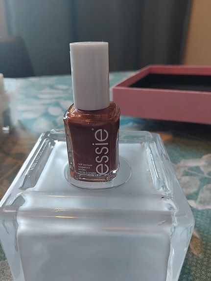 Essie kynsilakat cargo cameo