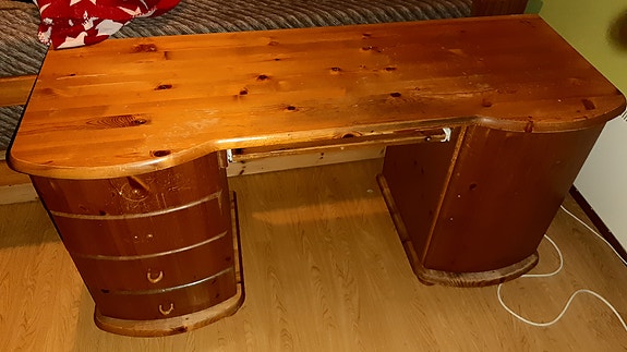 Puinen työpöytä