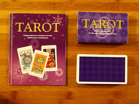 Tarot kortit ja kirja suomenkieliset