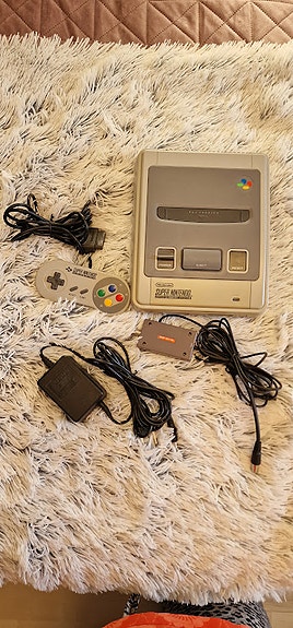 Nintendo Super Nes pelikonsoli ohjaimilla