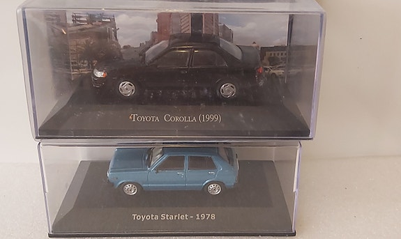 Toyota Corolla 1999 ja Toyota Starlet 1978 pienoismallit