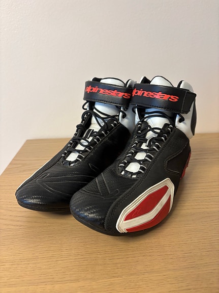 Alpinestars ajokengät musta valkoinen punainen